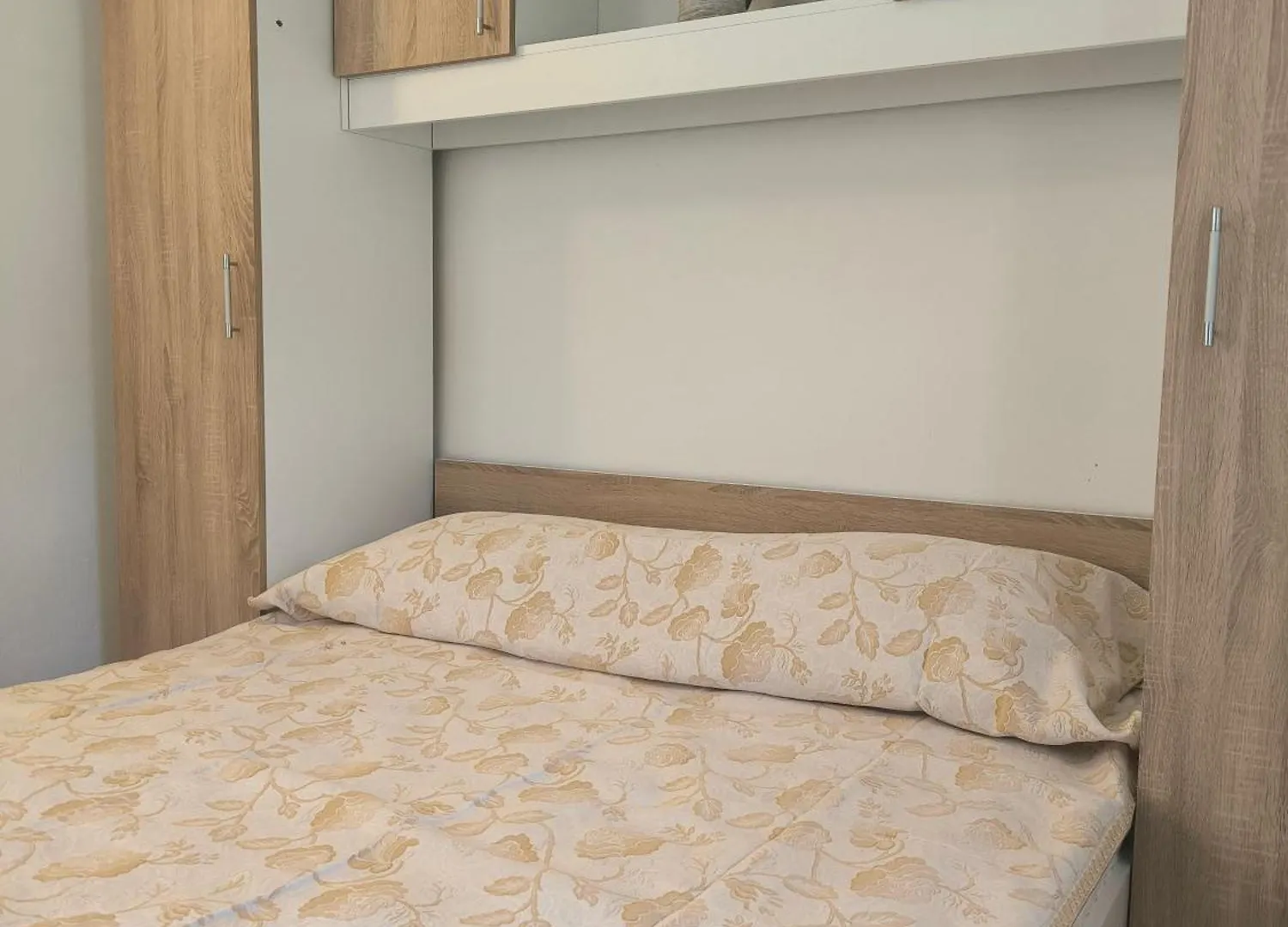 Serene Barbat Escape With Just Minutes From The Beach Rab Town Apartment